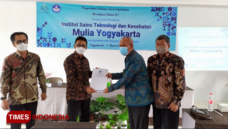 Kepala LLDIKTI Wilayah V Yogyakarta (kiri ke-2) ketika menyerahkan SK pendirian ISTEK MY kepada Ketua Yayasan Mulia Yogyakarta, Dr. H. Mujidin, MSi (FOTO: Tulung/TIMES Indonesia) 