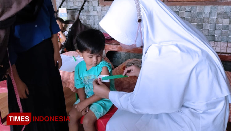 Pengukuran balita oleh petugas kesehatan di Kabupaten Bondowoso Jawa Timur (FOTO: Moh Bahri/TIMES Indonesia)