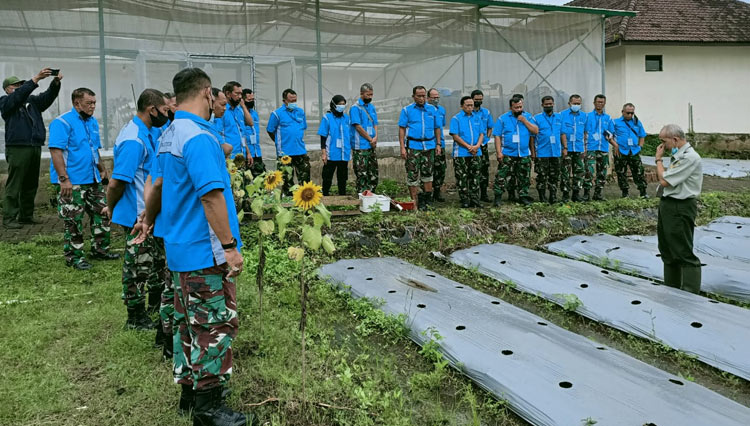 Dosen Polbangtan Malang Ir. Budianto, MP memberikan materi  teknis pertanian kepada peserta Bektram angkatan XXI, Kamis (10/3/2022). (Foto: Polbangtan Malang)