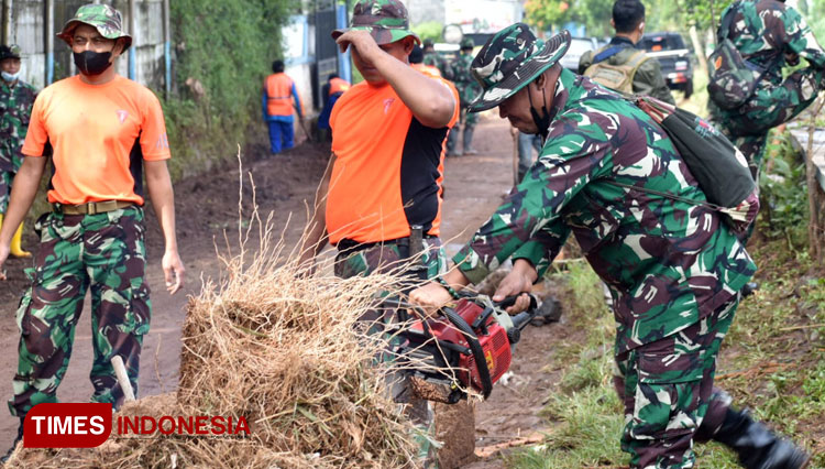 Prajurit TNI Korem 083 Baladhika Jaya dan Kodim 0818 ketika menggelar karya Bhakti di Lawang. (Foto : Kodim 0818 for TIMES Indonesia).