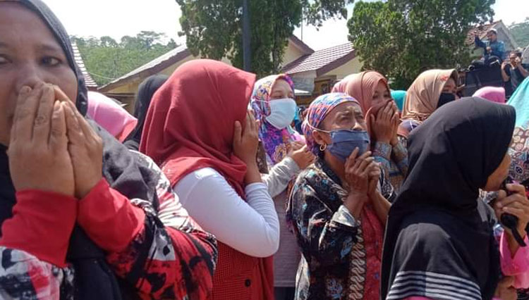 Ratusan-warga-gelar-aksi-demo-a.jpg