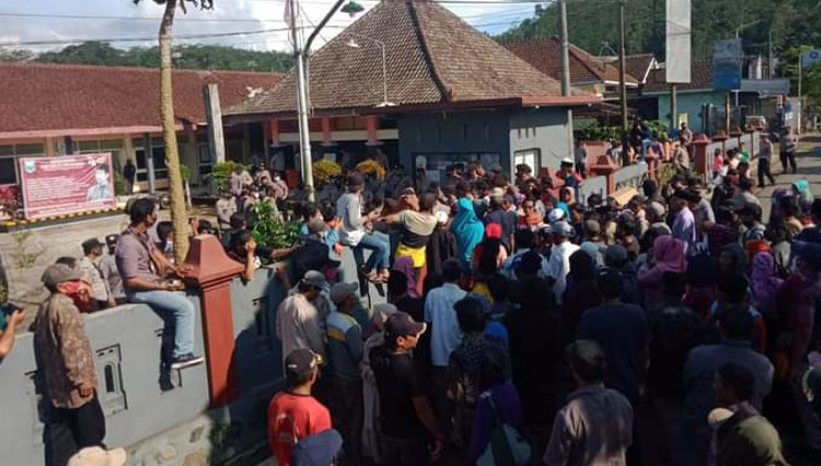 Ratusan warga gelar aksi demo di kantor Kecamatan Tiris, Kabupaten Probolinggo.(Foto: Warga)