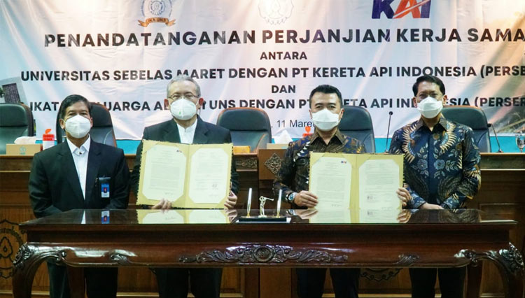 Universitas Sebelas Maret Surakarta menjalin kerja sama dengan PT KAI, Jumat (11/3/2022), bertepatan dengan Dies Natalis ke-46 UNS. Kerja sama yang dijalin salah satunya berupa diskon tiket kereta api, (foto: Humas UNS)
