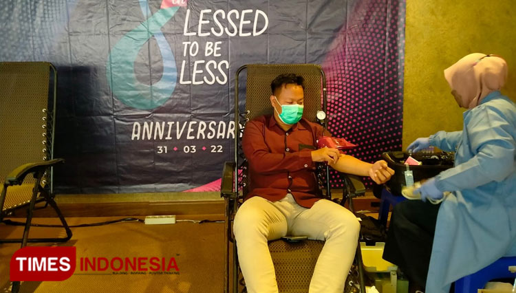 Suasana donor darah di Crown Prince Hotel Surabaya. (foto: Putri Agustina/TIMES Indonesia)