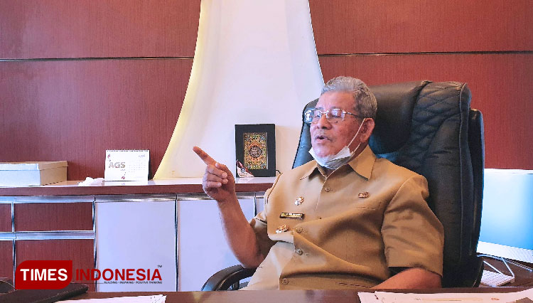 Gubernur KH. Abdul Gani Kasuba bawa air dan tanah empat kesultanan ke IKN. (Foto: Wahyudi Yahya/TIMES Indonesia)