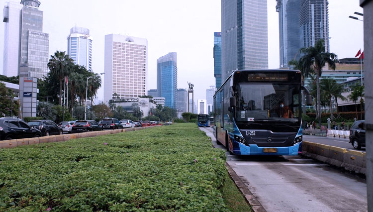 Bus Transjakarta Jakarta yang akan kembali menerapkan jumlah penumpang 100 persen per Senin (14/3/2022) mendatang. (FOTO: Twitter Transjakarta) 