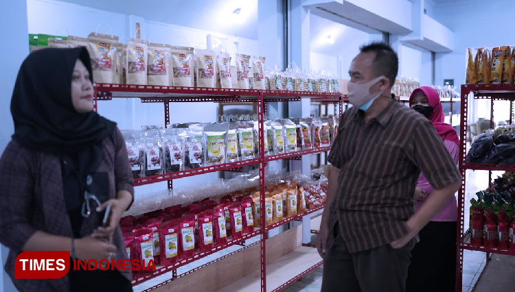 Kepala Disperindag Kabupaten Probolinggo Moh Natsir meninjau Kesiapan Pusat Oleh-oleh Bolinggo (Foto: Ryan H/TIMES Indonesia)