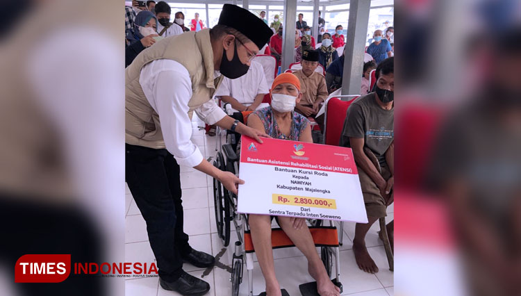 Anggota DPR RI Maman Imanulhaq Serahkan Bantuan bagi Penyandang Disabilitas di Majalengka