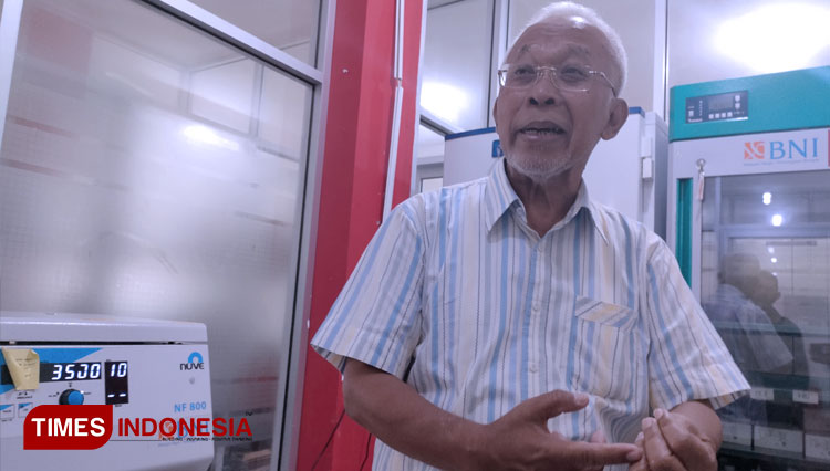 Ko-Acoy-memperlihatkan-sebuah-piagam-perhargaan-untuk-IAJG.jpg