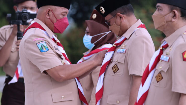 Arum Sabil Ketua Kwarda Pramuka Jatim melantik pengurus Saka Taruna Bumi. (FOTO: Kwarda Jatim for TIMES Indonesia)