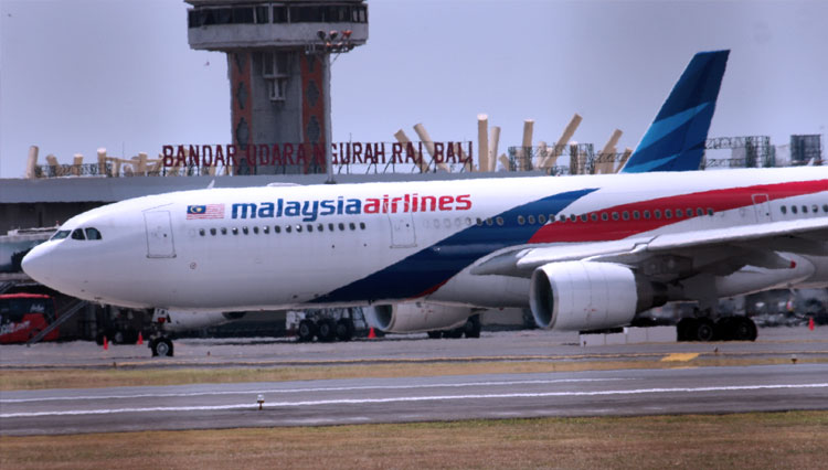 Maskapai milik pemerintah Malaysia mendarat di Bandara Ngurah Rai, Bali. Malaysia Airlines sudah membuka penerbangan Kuala Lumpur-Bali mulai Jumat (11/3/2022) kemarin. (FOTO: malaysia airlines)
