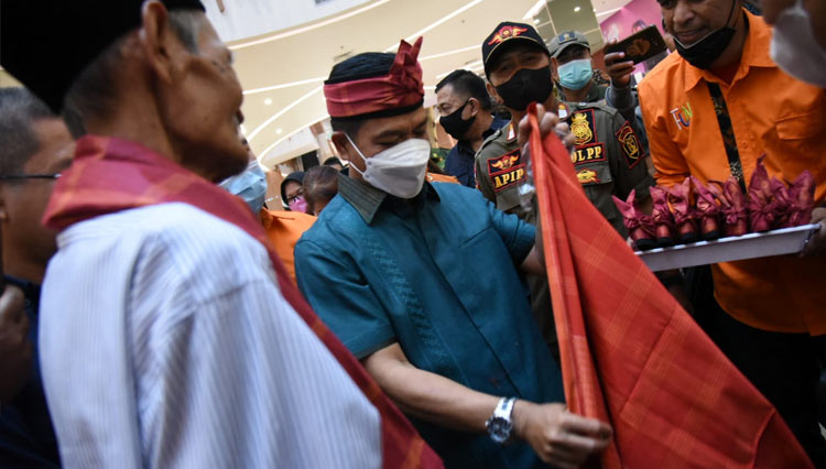 Lewat Festival Sarung, Bupati Bandung Ingin Industri Sarung Majalaya ...