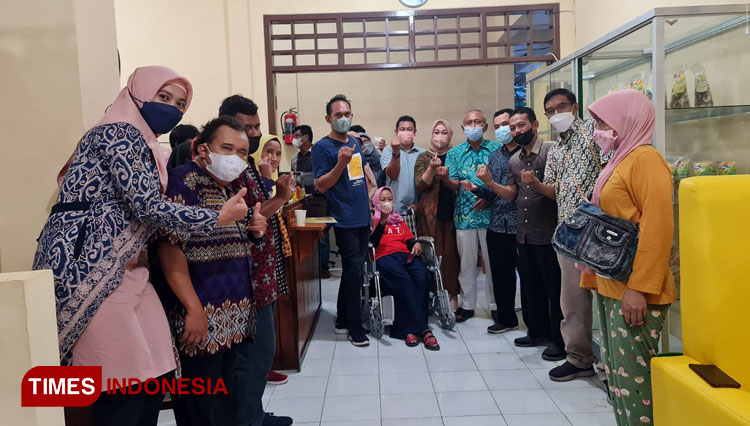Diskusi isu disabilitas dan perjalanan Perda Perda 20 Tahun 2021, di cafe inklusif UMKM di kawasan pasar sore pantai Boom Jl. Yos Sudarso Minggu (13/03/2022)(Foto: Safuwan/TIMES Indonesia)