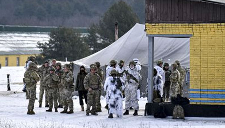 Tentara Ukraina dengan instruktur AS di pangkalan Yavoriv pada 4 Februari, tak lama sebelum perang. Pavlo Palamarchuk. (FOTO: AP)