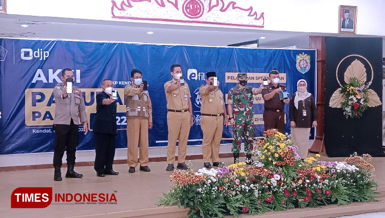 Jajaran Forkopimda Kendal, saat menunjukkan pembayaran pajak saat sosialisasi pendapatan pajak di Pendopo Kendal, Senin 14/3/2022. (Foto: Zamroni/TIMES Indonesia)