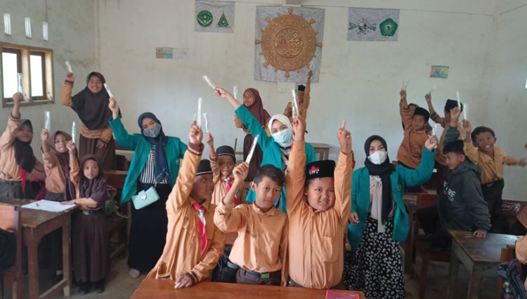Antusias Siswa/Siswi MI Al-Marhamah Dusun Gunung Kunci Malang mengikuti Penyuluhan Kesehatan Mulut dan Gigi oleh Mahasiswa KSM-T Unisma Malang. (FOTO: AJP TIMES Indonesia)