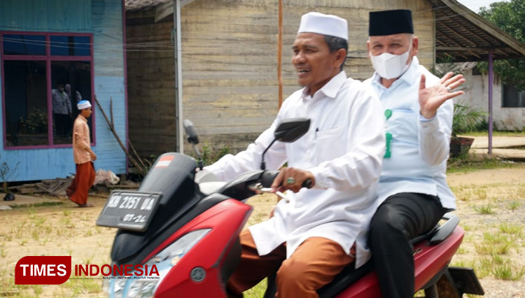 Kakanwil H. Noor Fahmi membonceng sepeda motor saat akan melakukan monitoring US PKPPS Ulya di Ponpes Miftahussalam, Kabupaten Kapuas. (FOTO: Kanwil Kemenag Kalteng for TIMES Indonesia) 