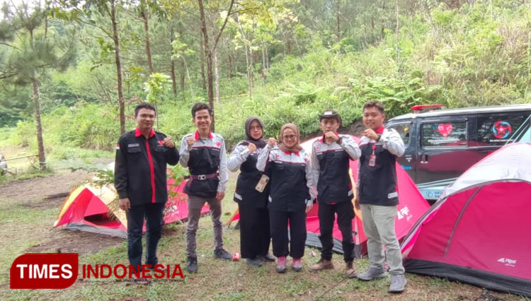 Ketua Umum SAPA sekaligus pendiri, Asep Saprudin, bersama anggota sedang mendampingi kegiatan Pelatihan Linmas Desa Tawangbanteng, di Bukit Nangreu Desa Linggajati Kecamatan Sukaratu Kabupaten Tasikmalaya. (Foto: Anton/ TIMES Indonesia)
