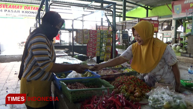 nampak pedagang cabai di pasar kronong Mayangan mengeluh omsetnya turun pasca kenaikan harga cabai, (FOTO: Rapel/TIMES Indonesia)