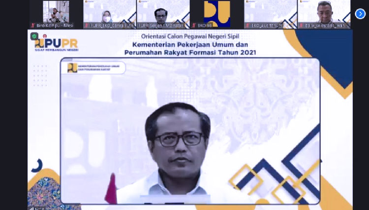 Sekjen Kementerian PUPR RI Mohammad Zainal Fatah mewakili Menteri PUPR RI saat bicara di acara Orientasi CPNS Kementerian PUPR RI Formasi 2021 secara daring, Senin (14/3/2022) (FOTO: Biro Komunikasi Publik Kementerian PUPR RI)