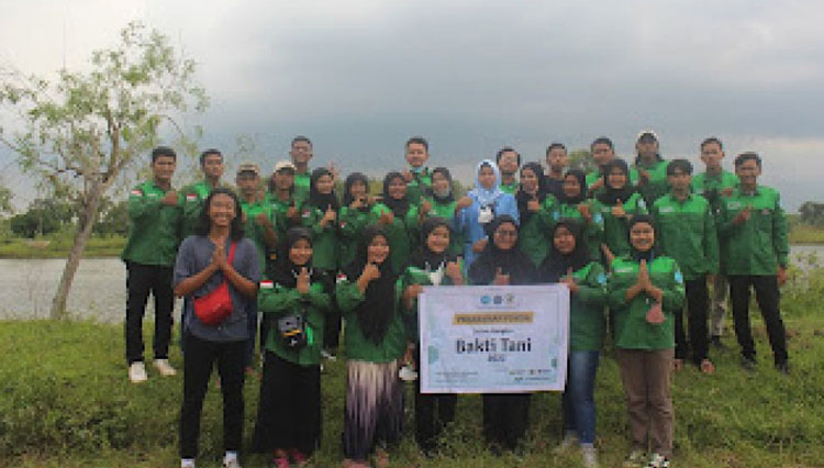 Kegiatan Bakti Tani HIMA Agroteknologi UMG di Desa Babatan Kecamatan Balongpanggang Gresik. (FOTO: AJP TIMES Indonesia)