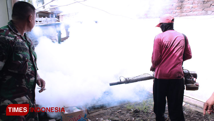 Petugas melaksanakan fogging sebagai salah satu upaya mencegah serangan penyakit DBD. (FOTO: MFA Rohmatillah/ TIMES Indonesia)