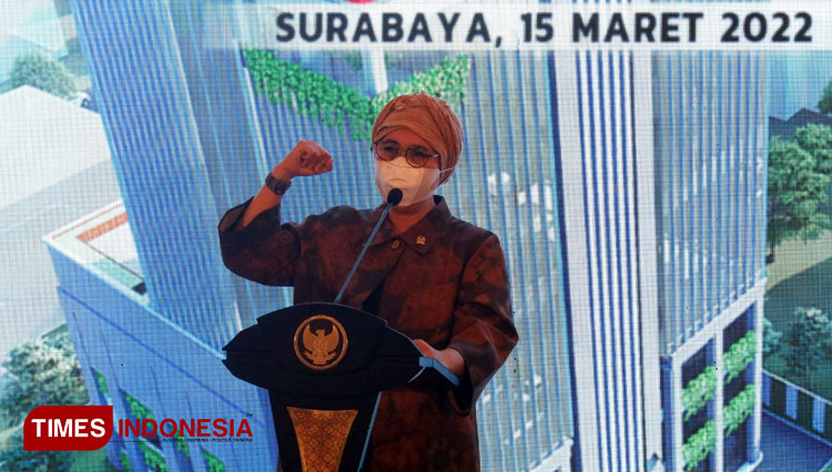 Anggota Komisi XI DPR RI Indah Kurnia mengisi sambutan saat peresmian Kantor OJK Regional 4 Jatim, Selasa (15/3/2022). (Foto: Lely Yuana/TIMES Indonesia)