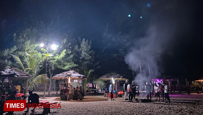 Menikmati Makan Malam Bertabur Bintang di Pantai Sembilan Madura