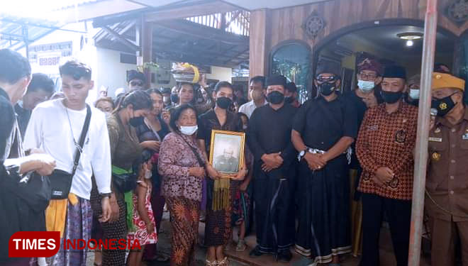 Upacara pelepasan mendiang I Ketut Sidera di kediamannya (Foto : Rizki Alfian/ TIMESIndonesia)