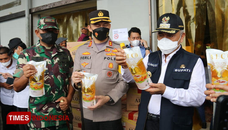 Forkopimda Kabupaten Malang ketika melakukan sidak minyak goreng. (Foto : Prokopim Kabupaten Malang for TIMES Indonesia).
