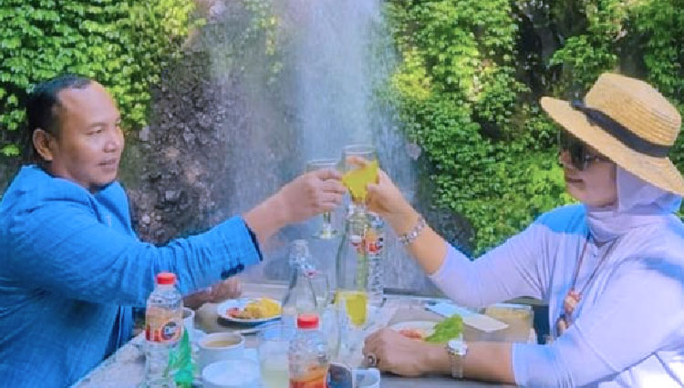 Sarapan pagi romantis sambil menikmati pesona Air Terjun Dlundung di Trawas, Mojokerto, Rabu (16/3/2022). (FOTO: Dok. Grand Whiz)