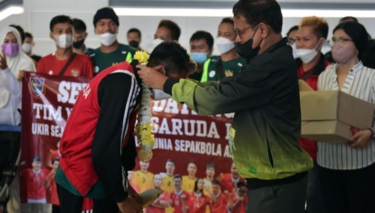 Menpora RI, Zainudin Amali saat menjemput langsung kedatangan Timnas Sepak Bola Amputasi di Terminal 3 Bandara Soekarno-Hatta. (Foto: Dokumen/Kemenpora)