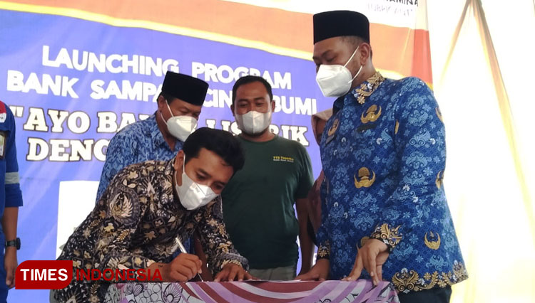 Bupati Gresik Fandi Akhmad Yani saat launching program bayar listrik pakai sampah di Dusun Sidorukun Kertosono. (FOTO: Akmal/TIMES Indonesia)