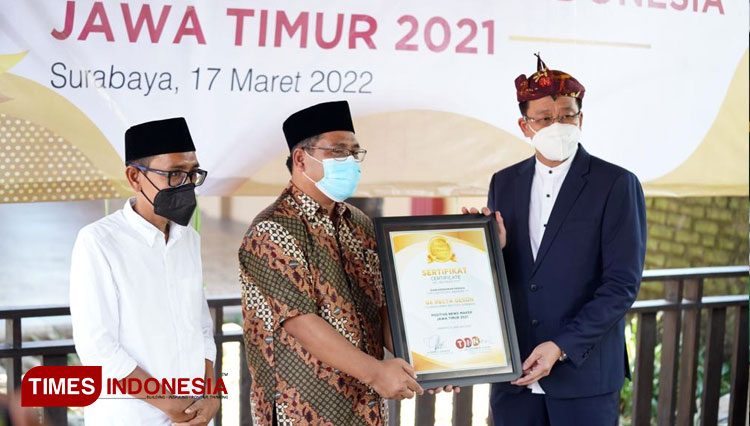 Ge Recta Geson Direktur Utama PT AMA menerima ATI 2021 kategori Positive News Maker Jawa Timur dari CEO TIMES Indonesia Khoirul Anwar. (FOTO: Ryan H/TIMES Indonesia)