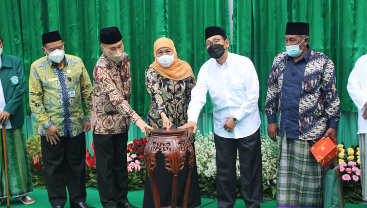 Gubernur Jatim Khofifah bersama jajaran Pengurus MUI Jatim meresmikan proses awal pembangunan Gedung Kantor MUI Jatim, Kamis (17/3/2022). (FOTO: Dok.MUI Jatim)