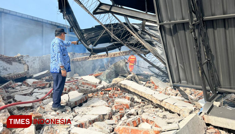 Kepala Dinas Pemadam Kebakaran dan Penyelamatan Gresik Agustin Halomoan Sinaga saat meninjau kebakaran pabrik sound system. (FOTO: Akmal/TIMES Indonesia)
