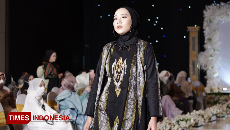 Model-nampak-elegan-mengenakan-busana-berbahan-kain-Wastra-Nusantara-2.jpg