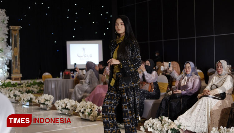 Model-nampak-elegan-mengenakan-busana-berbahan-kain-Wastra-Nusantara-3.jpg