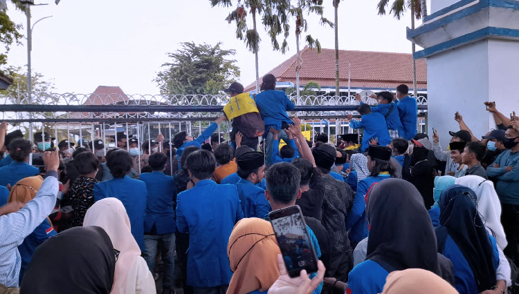Puluhan mahasiswa di Sampang kembali memprotes adanya dugaan kekurangan pencaiaran bansos. (Foto : Syamsul Arifin / TIMES Indonesia)