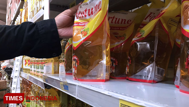 Terlihat harga Minyak Goreng kemasan yang sudah naik di salah satu toko ritel modern Kota Malang, Kamis (17/3/2022). (Foto: Rizky Kurniawan Pratama/TIMES Indonesia)