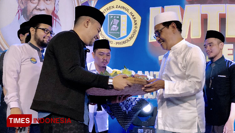 Usai Terima Anugerah dari TIMES Indonesia, Kiai Mutawakkil Dapat Surprise dari Ponpes Genggong