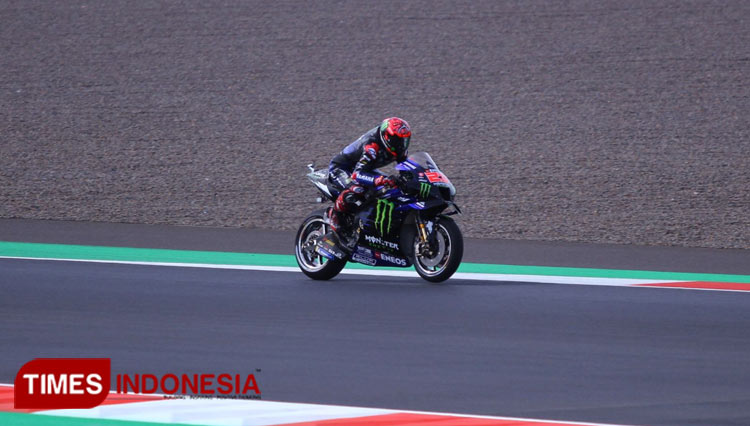 Rider Yamaha, Fabio Quartararo, saat mencoba sirkuti Mandalika, Indonesia. (Foto: Tria Adha/TIMES Indonesia)