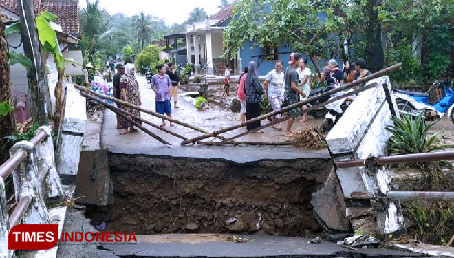 Jembatan ambruk akibat banjir bandang yang terjadi Jumat malam di Desa Pengadegan, Wangon.(FOTO: Sutrisno/TIMES Indonesia)
