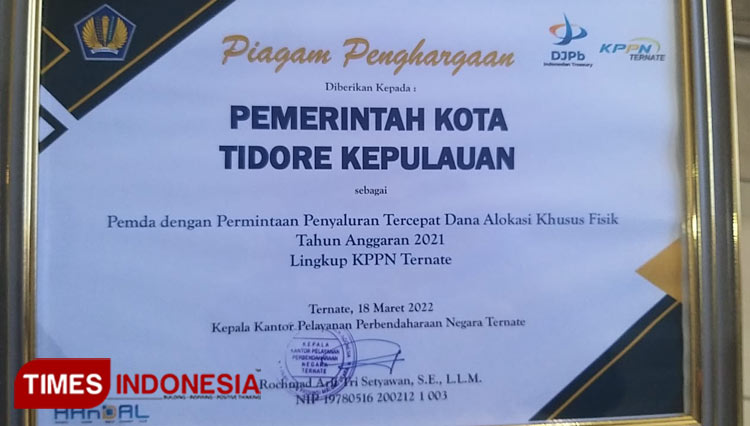Penghargaan yang diberikan kepada Pemkot Tidore (Foto: Harianto/Times Indonesia)