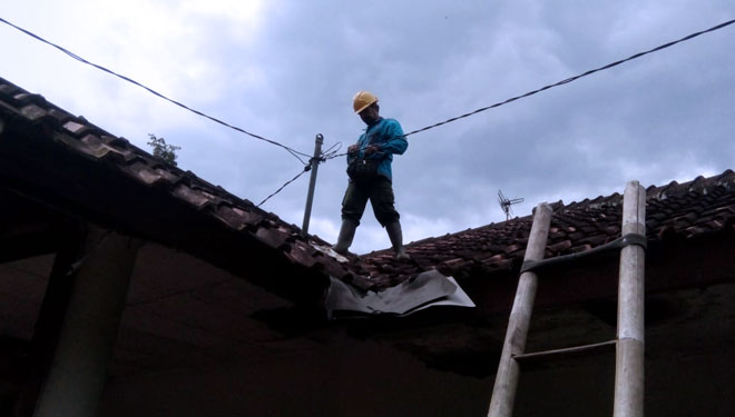Petugas PLN sedang memperbaiki jaringan kabel yang tersambar petir (foto: dok BPBD Kota Banjar)