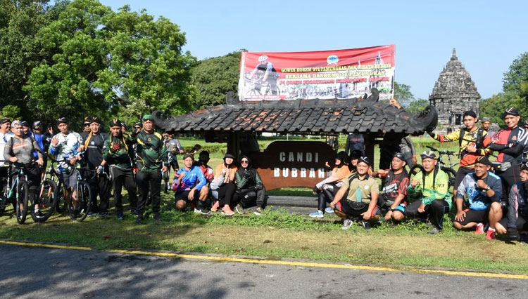 anggota-TNI-saat-gowes-dengan-menggunakan-Blankon-a.jpg