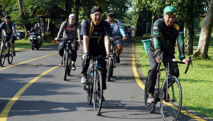 Unik, anggota TNI saat gowes dengan menggunakan penutup kepala blangkon. (FOTO: Penrem 072/Pamungkas)
