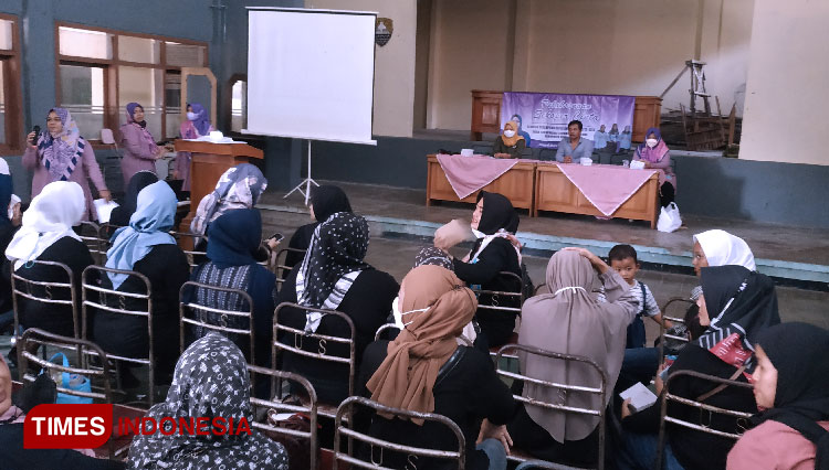 Suasana saat kegiatan pelatihan vokasional Sekoper Cinta di GOR Desa Sekarwangi Buahdua Sumedang Jabar, Jum'at (18/3/2022). (FOTO: Alan Dahlan/TIMES Indonesia) 