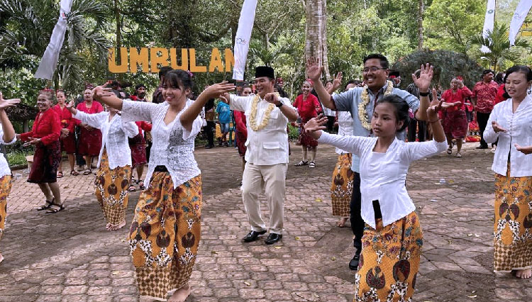 Anwar Sadad menari bersama warga dan pegiat budaya di Desa Umbulrejo, Sabtu (19/3/2022). (FOTO: Dok. DPRD Jatim)