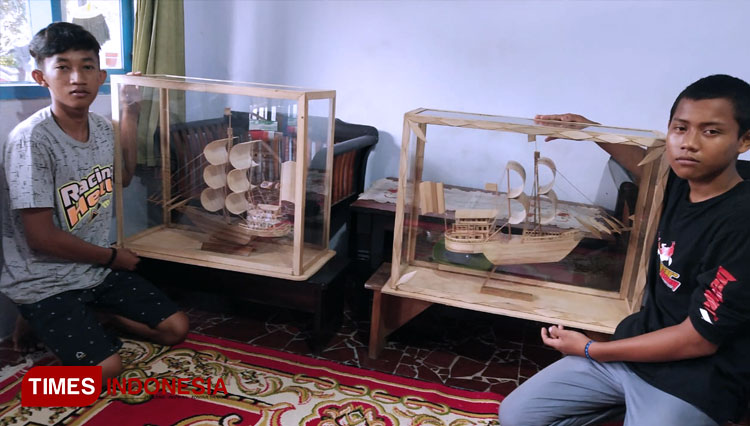 Muhammad Rizal Awidad (16) dan Nur Wahyu Musafak (17) saat memperlihatkan hasil karyanya miniatur kapal pinisi (FOTO: Sri Hartini/TIMES Indonesia)
